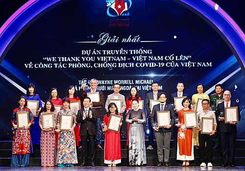 Đồng chí Nguyễn Thị Kim Ngân và đồng chí Võ Văn Thưởng trao Giải nhất cho các tác giả, nhóm tác giả. 