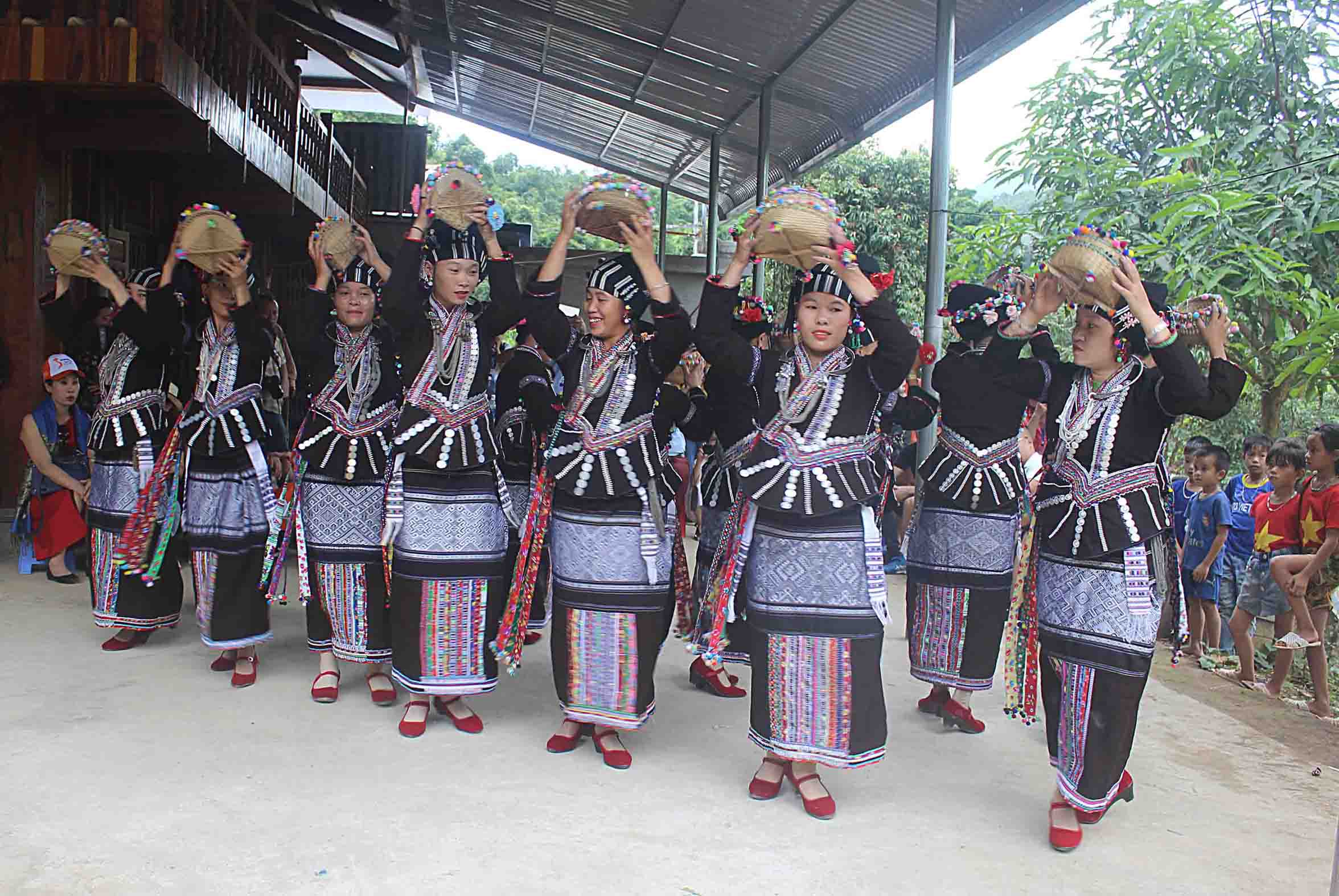 Đội văn nghệ bản Thẳm, xã Bản Hon (huyện Tam Đường) luyện tập điệu múa giỏ dân tộc Lự.