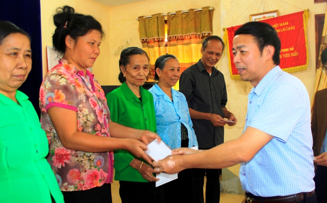 Đồng chí Vũ Trọng Trung - Bí thư Đảng ủy, Chủ tịch kiêm Giám đốc Công ty Xăng dầu Lai Châu tặng quà cho hộ nghèo xã Nậm Xe (huyện Phong Thổ).