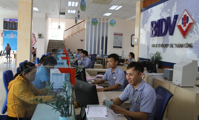 Khách hàng giao dịch tại BIDV Chi nhánh Lai Châu.
