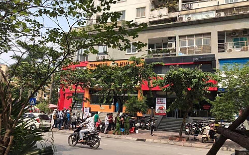 Hà Nội phong tỏa cửa hàng nơi BN 447 làm việc.