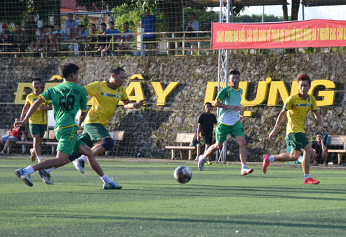 Một pha bóng hay trong trận tranh chức vô địch giữa Đội bóng CLB Đồng đội gặp Đội bóng CLB Nghệ an.