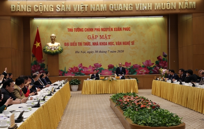 Thủ tướng Nguyễn Xuân Phúc phát biểu tại buổi gặp mặt.  
