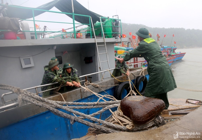 Bộ đội biên phòng Đồn Cửa khẩu Cảng Cửa Lò giúp dân neo đậu tàu thuyền ứng phó với bão số 2 (Nguồn ảnh: baonghean.vn) 