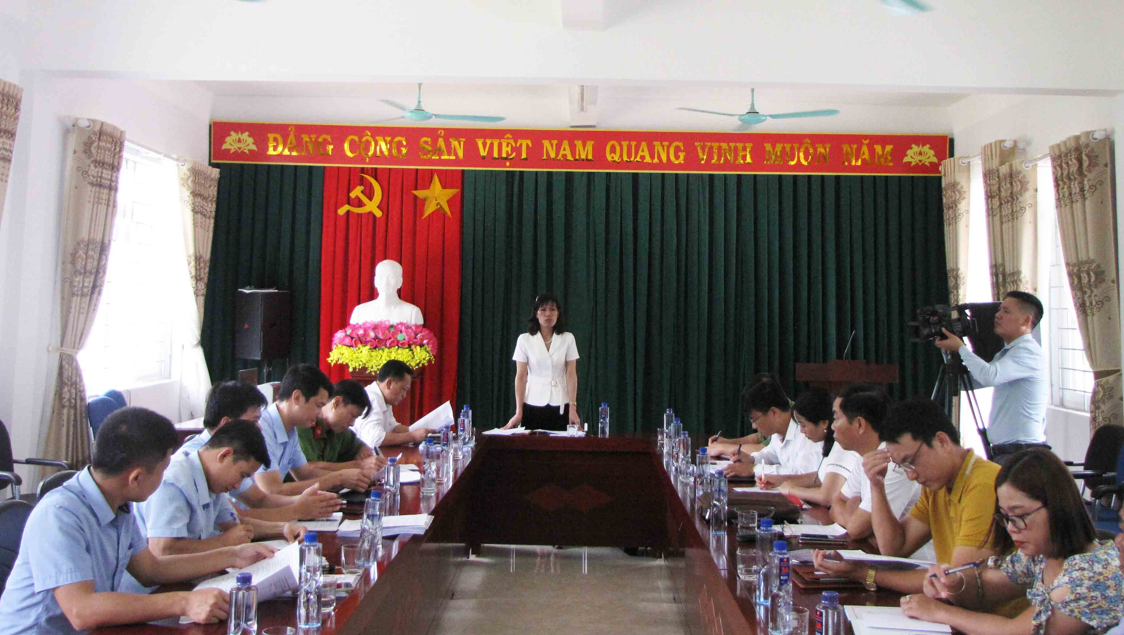 Đồng chí Nghiêm Thị Kim Huê – Phó Giám đốc Sở Giáo dục và Đào tạo, Phó trưởng Ban Chỉ đạo kỳ thi tốt nghiệp THPT Quốc gia tỉnh phat biểu chỉ đạo tại buổi làm việc