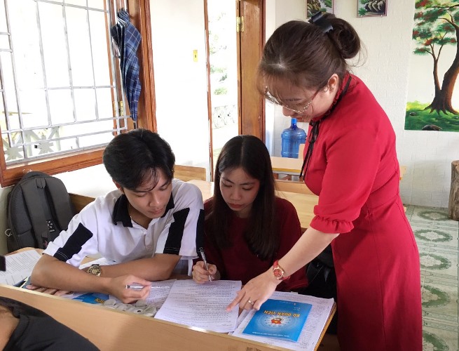 Giáo viên trường THPT Tân Uyên ôn thi môn Lịch sử cho các em học sinh.