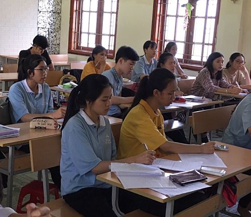 Học sinh Trường THPT Tân Uyên ôn thi tốt nghiệp môn Vật lý.