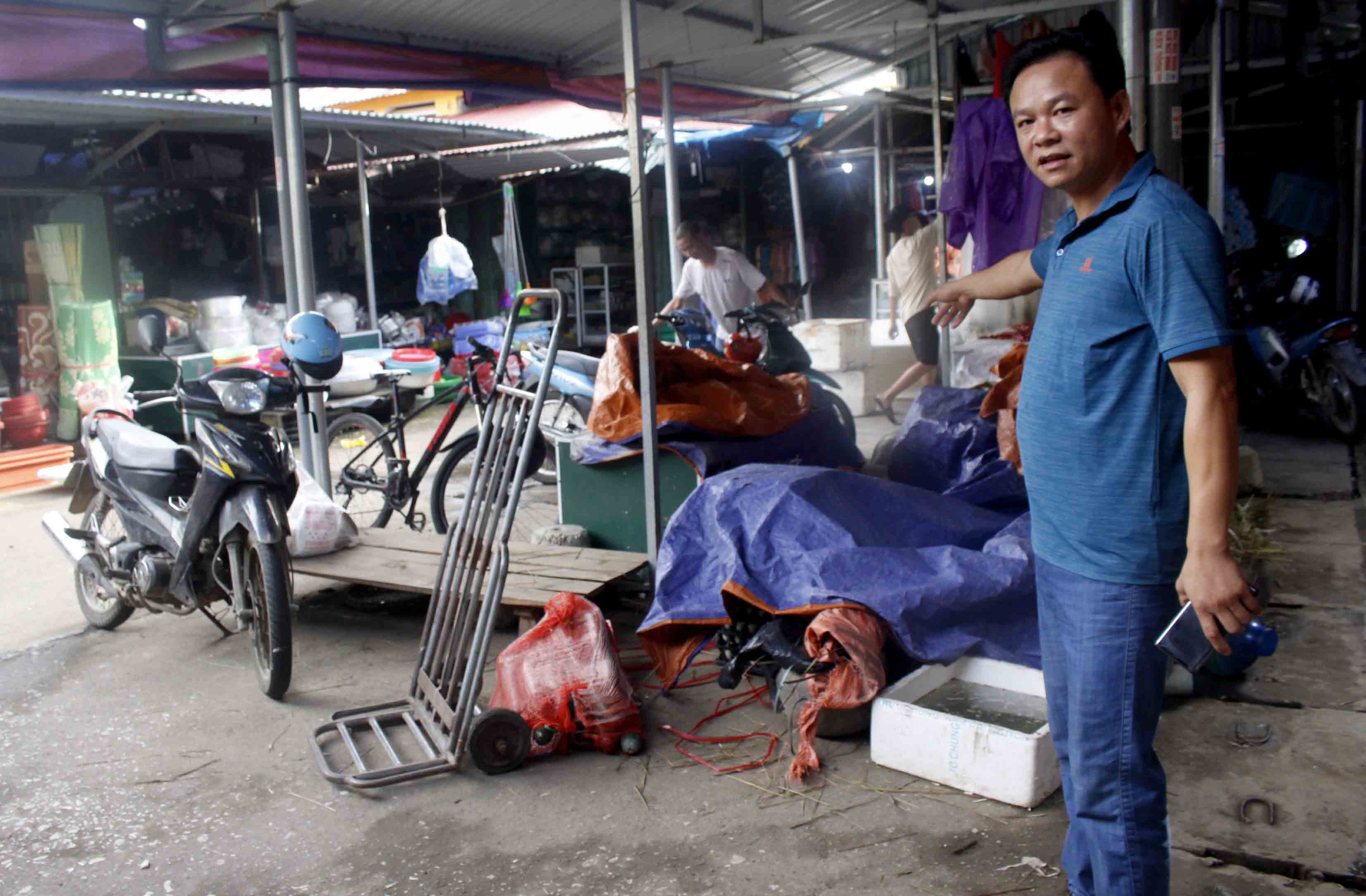 Nhiều ô bán hàng tạp hóa trong chợ huyện Than Uyên bị trả lại trở thành nơi chứa đồ đạc, để xe của các hộ còn kinh doanh. 