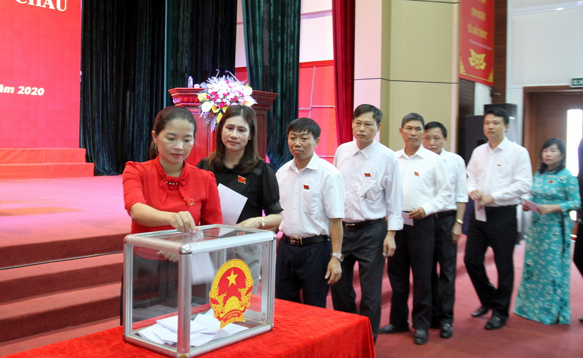 Các đại biểu bỏ phiếu bầu bổ sung Ủy viên UBND thành phố Lai Châu nhiệm kỳ 2016 – 2021
