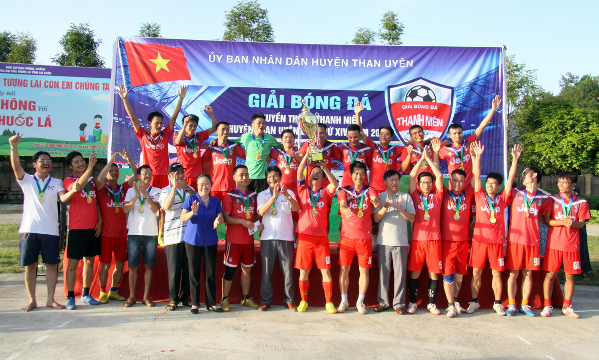Lãnh đạo huyện Than Uyên trao cúp vô địch cho Đội Chính quyền huyện