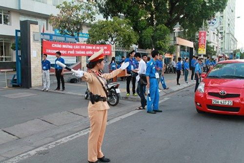 Tạo điều kiện thuận lợi nhất cho thí sinh đi thi, không để thí sinh đến điểm thi muộn do ùn tắc giao thông - Ảnh minh họ