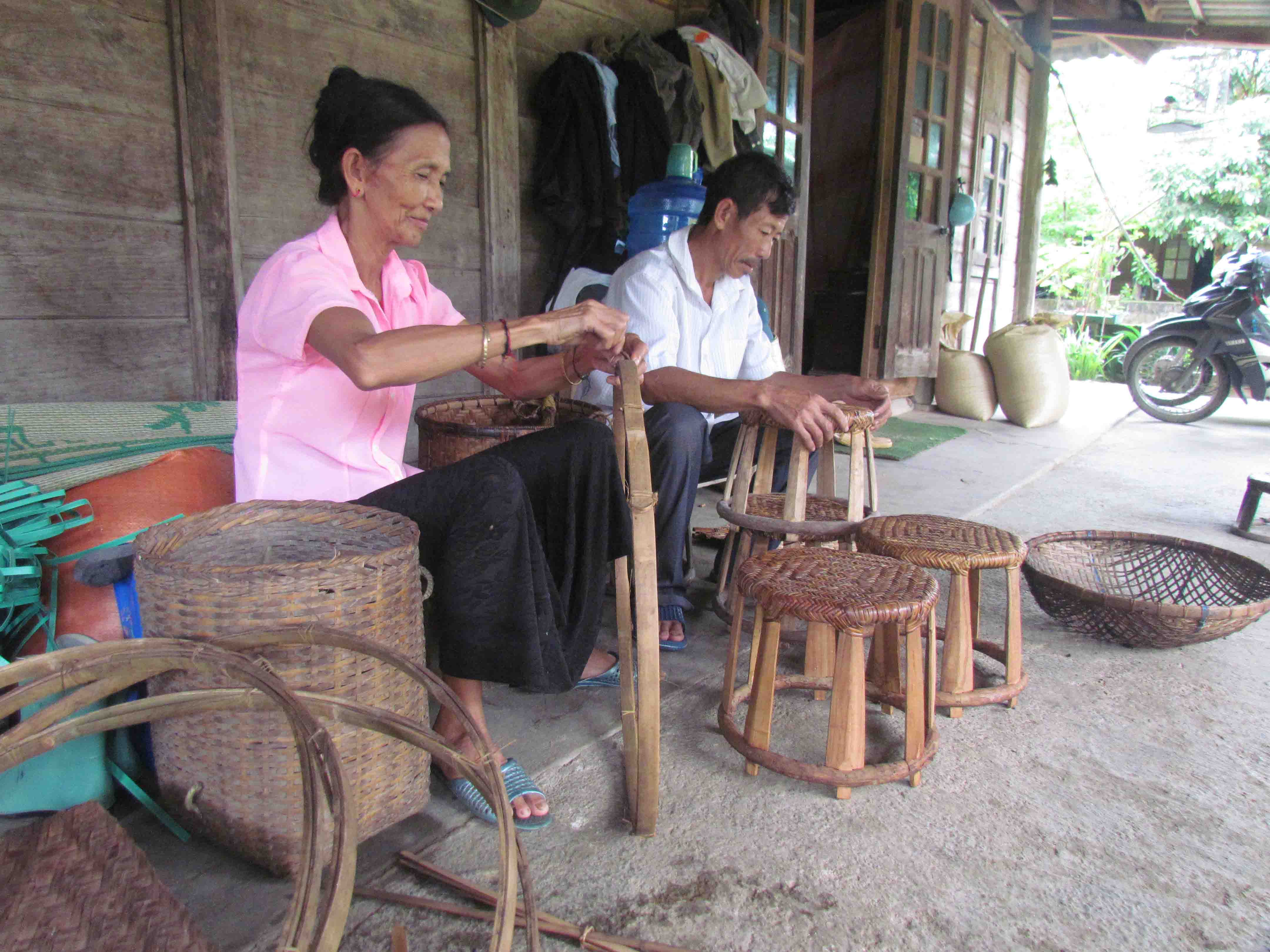 NCT thôn Đoàn Kết (thị trấn Phong Thổ) đan lát giữ nghề truyền thống.