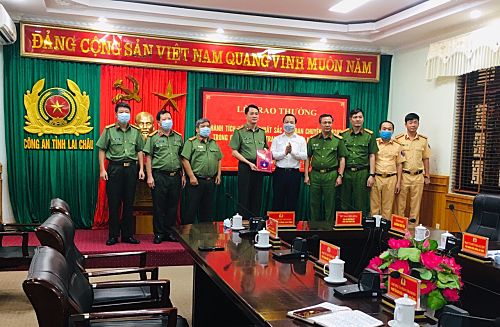  Đồng chí Trần Tiến Dũng - Phó Bí thư Tỉnh ủy, Chủ tịch UBND tỉnh trao thưởng cho Ban Chuyên án.  