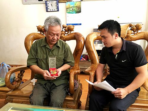 Nạn nhân chất độc da cam/dioxin, ông Nguyễn Văn Hiển (trái) bản Cầu Phà, xã Pa Tần, huyện Sìn Hồ luôn nhận được sự quan tâm của các cấp, các ngành trên địa bàn huyện.