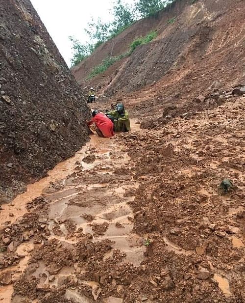 Mưa kéo dài gây sạt lở trên tuyến đường vào xã Ka Lăng, huyện Mường Tè.