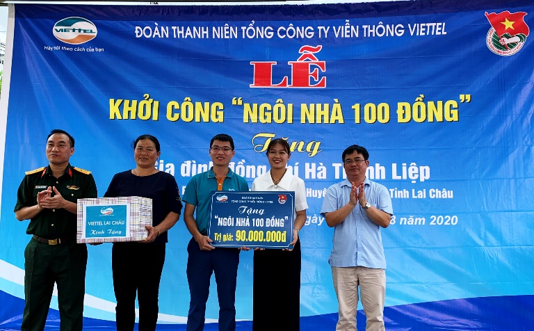 Đại diện lãnh đạo Viettel Lai Châu và UBND huyện Nậm Nhùn trao món quà hỗ trợ cho gia đình đồng chí Hà Thanh Liệp. 