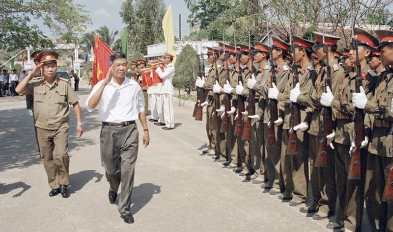Tổng bí thư Lê Khả Phiêu thăm Sư đoàn Không quân 370, ngày 19/2/1998, tại Cần Thơ. Ảnh: TTXVN