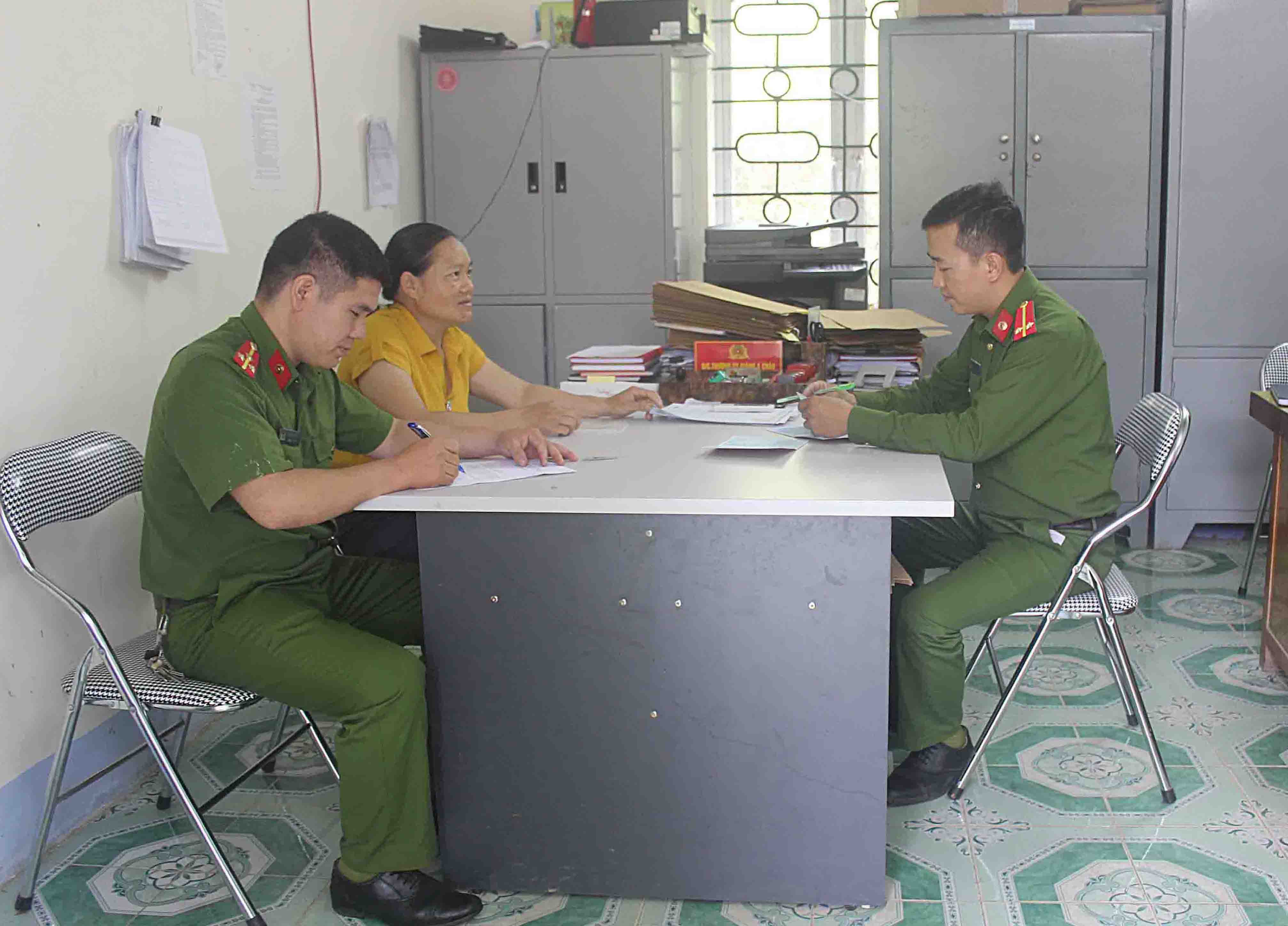 Công an xã Bản Giang (huyện Tam Đường) giải quyết thủ tục hành chính cho Nhân dân.