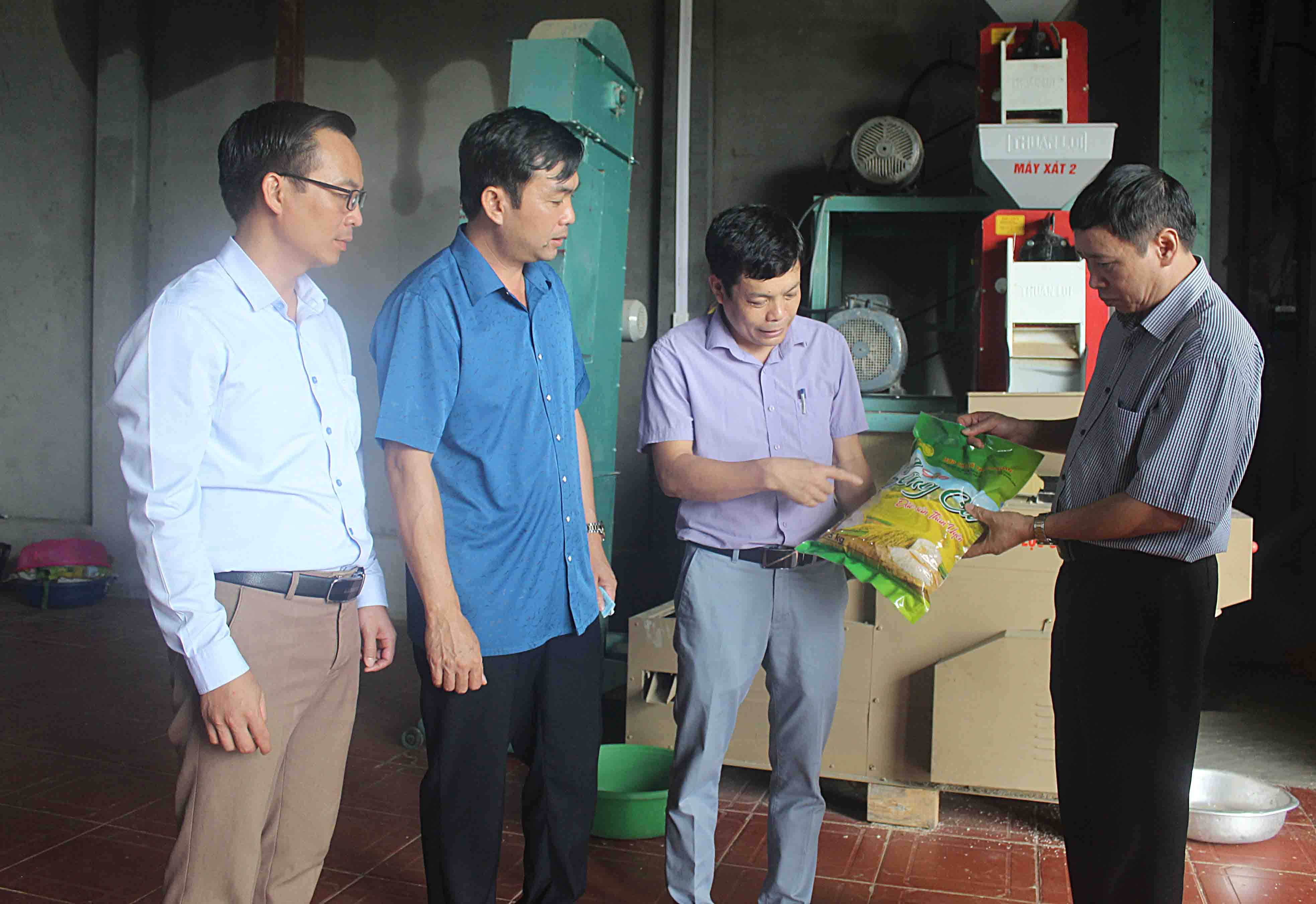 Đoàn công tác tỉnh thăm mô hình sản xuất, kinh doanh sản phẩm gạo đặc sản HTX Thanh Xuân, xã Mường Cang (huyện Than Uyên).