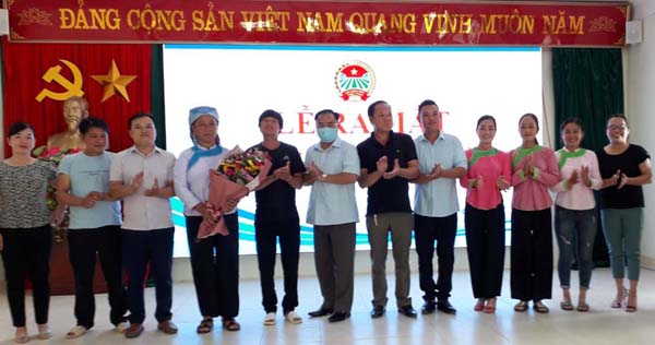 Đồng chí Mùa A Trừ - Chủ tịch Hội Nông dân tỉnh tặng hoa chúc mừng Tổ hợp tác Chăn nuôi thủy sản phường Đông Phong.