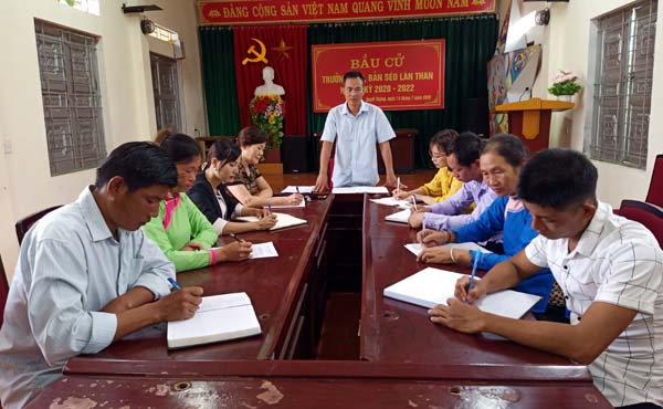 Một buổi sinh hoạt của Chi bộ bản Séo Làn Than (phường Quyết Thắng, thành phố Lai Châu).