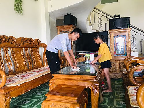Em Vàng Đức Thoại ở bản Tả Làn Than (phường Tân Phong, thành phố Lai Châu) giúp bố mẹ công việc nhà.