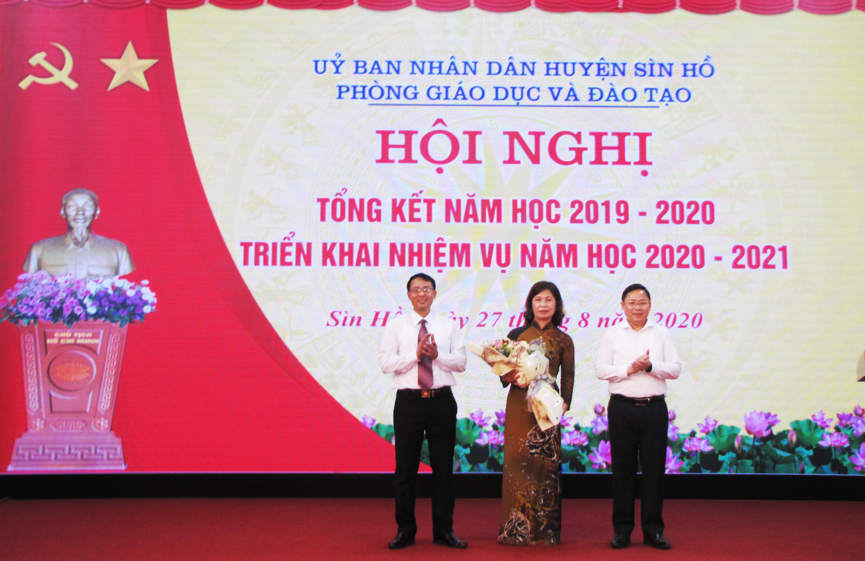 Đồng chí Đinh Trung Tuấn – Giám đốc Sở Giáo dục và Đào tạo tặng hoa chúc mừng hội nghị.