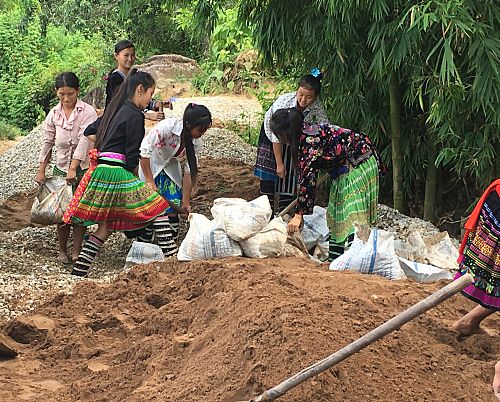 Người dân xã Pu Sam Cáp, huyện Sìn Hồ tích cực tham gia làm đường giao thông nông thôn, hưởng ứng phong trào thi đua nông dân chung sức xây dựng nông thôn mới.