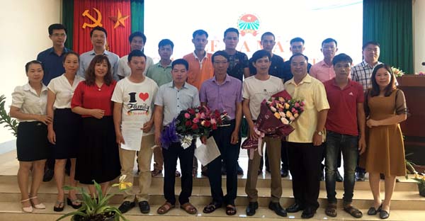 Đồng chí Mùa A Trừ - Chủ tịch Hội Nông dân tỉnh chúc mừng Chi hội hoa lan Quyết Tiến ra mắt.