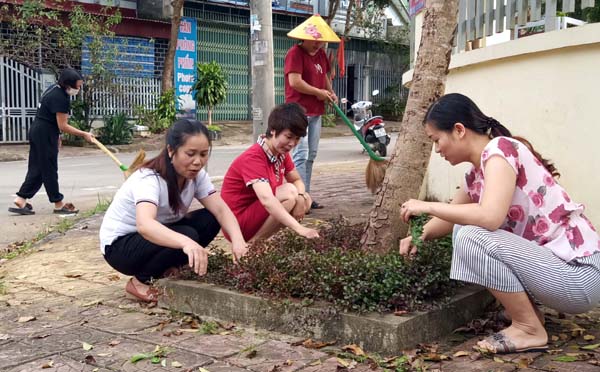 Người dân Tổ dân phố số 16 (phường Tân Phong, thành phố Lai Châu) tham gia vệ sinh môi trường.