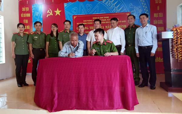 Đại diện Tổ phụ trách ký quy chế phối hợp với đại diện Công an xã San Thàng.