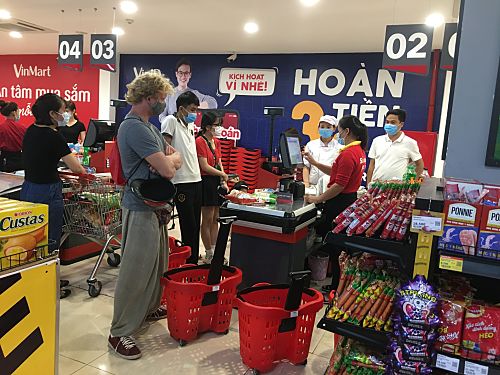 Người dân thực hiện nghiêm việc đeo khẩu trang khi đến mua hàng tại siêu thị Vinmark (thành phố Lai Châu).