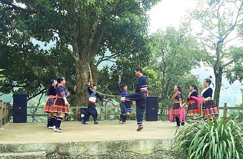 Người dân bản Sin Suối Hồ (xã Sin Suối Hồ) luyện tập các điệu dân ca, dân vũ để phục vụ khách du lịch.