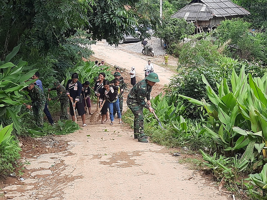 Cán bộ, chiến sĩ Đồn biên phòng Huổi Luông cùng người dân bản Hồ Thầu, xã Huổi Luông dọn dẹp vệ sinh môi trường, xây dựng NTM