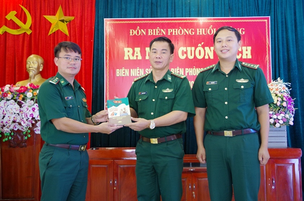 Đại diện đơn vị tặng sách cho Địa tá Phan Hồng Minh, Chính ủy BĐBP tỉnh Lai Châu.