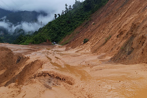 Do mưa rông kéo dài, tuyến Đường tỉnh 127 (Lai Hà - Mường Tè) đoạn qua địa phận xã Lê Lợi, huyện Nậm Nhùn bị sạt lở ta luy dương, gây khó khăn cho người và phương tiện tham gia giao thông.