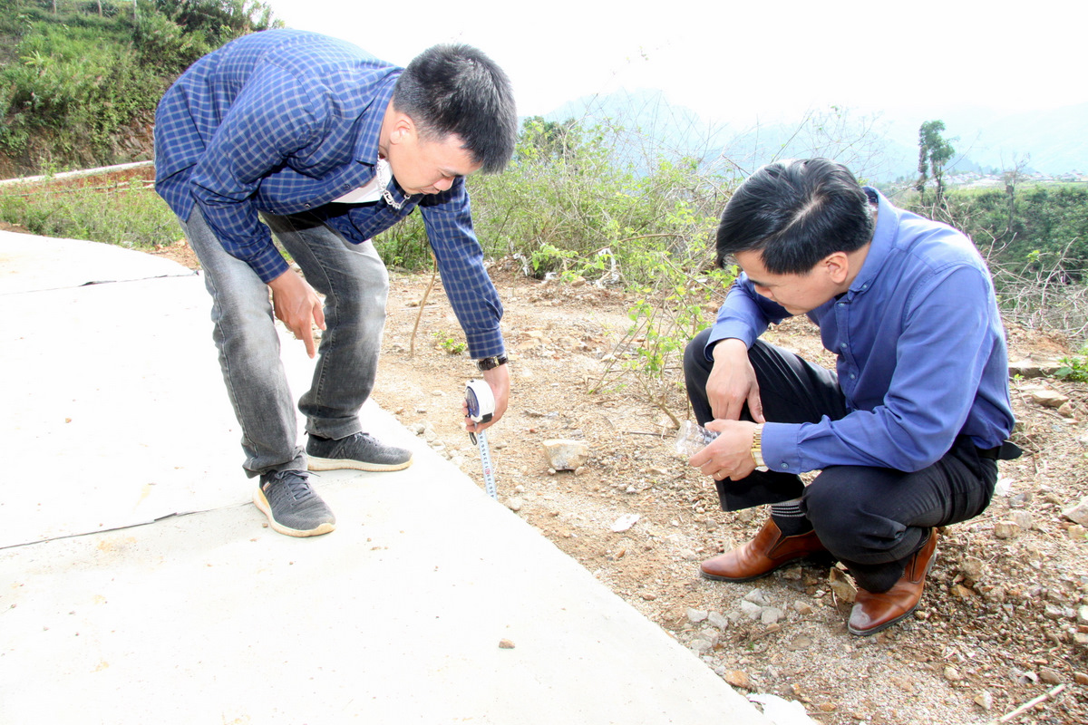 Cán bộ Ban Quản lý dự án huyện Than Uyên kiểm tra chất lượng công trình đường nội bản Tèn Cò Mư (xã Ta Gia).