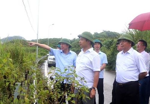 Chủ tịch UBND tỉnh Trần Tiến Dũng cùng các đồng chí trong Đoàn công tác kiểm tra thực địa tiến độ xây dựng các công trình ở thị trấn Nậm Nhùn.