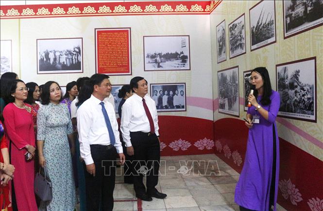 Đồng chí Nguyễn Xuân Thắng thăm triển lãm về Xô viết Nghệ Tĩnh