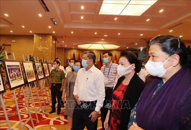 Chủ tịch Quốc hội Nguyễn Thị Kim Ngân kiểm tra gian trưng bày ảnh các hoạt động của AIPA.