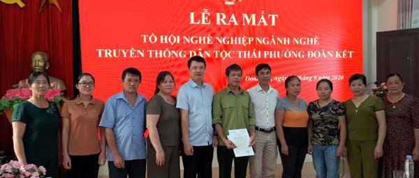Đồng chí Nguyễn Triệu Vỹ- Chủ tịch Hội Nông dân thành phố Lai Châu trao quyết định công nhận Tổ hội nghề nghiệp ngành nghề truyền thống dân tộc Thái.