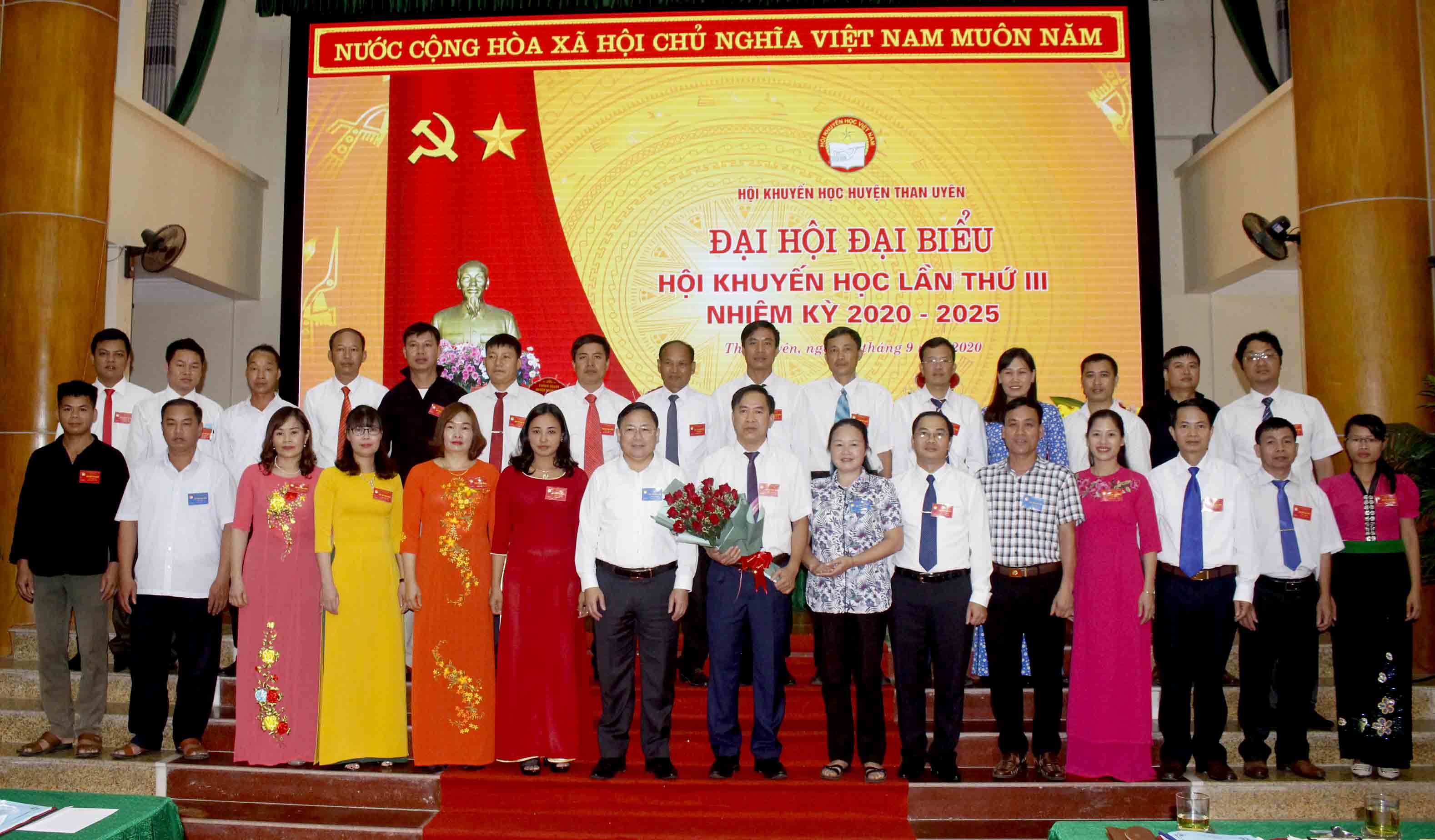 Các đồng chí lãnh đạo Tỉnh hội, lãnh đạo huyện Than Uyên tặng hoa chúc mừng Ban Chấp hành Hội Khuyến học huyện Than Uyên khóa III, nhiệm kỳ 2020-2025. 