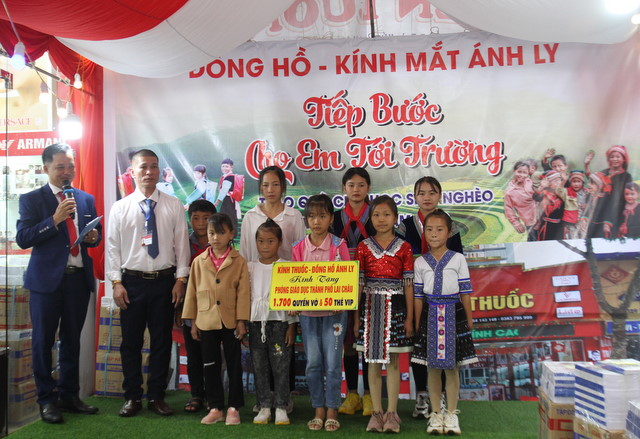 Ông Nguyễn Văn Núi – Chủ cửa hàng  Kính thuốc  đồng hồ Ánh Ly (Phường Đoàn Kết, thành phố Lai Châu) trao quà cho học sinh nghèo vượt khó trên địa bàn thành phố Lai Châu