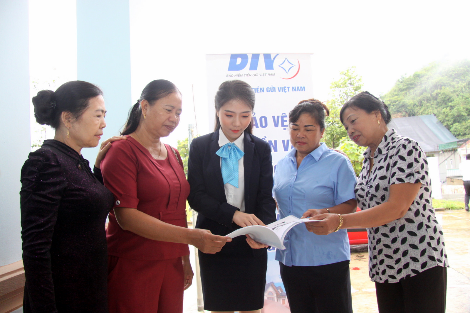 Cán bộ Chi nhánh Bảo hiểm tiền gửi Việt Nam khu vực vực Tây Bắc Bộ tuyên truyền chính sách Bảo hiểm tiền gửi đến khách hàng.