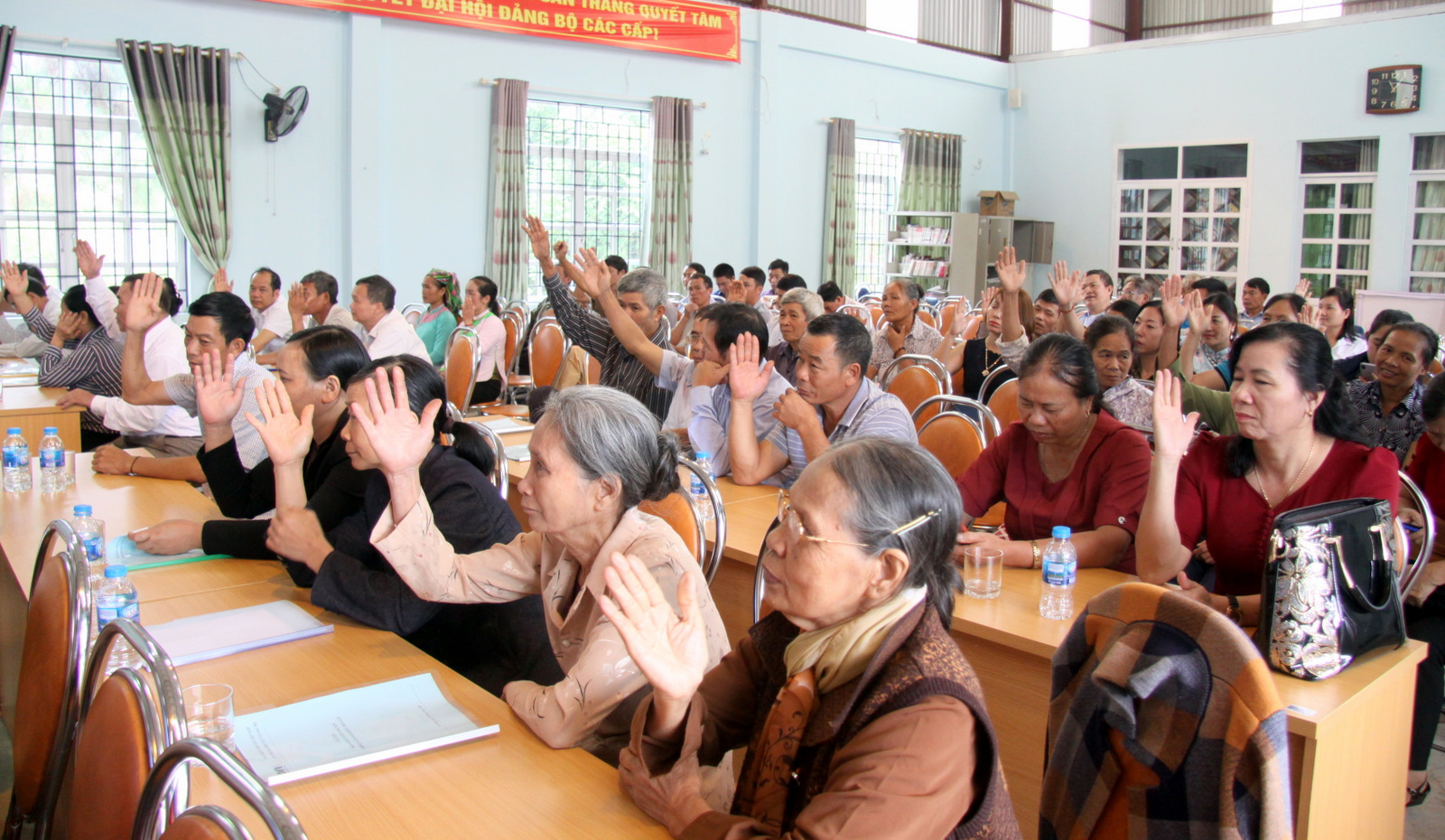 Các thành viên Quỹ tín dụng Nhân dân Nguyễn Huệ biểu quyết biểu quyết thông qua danh sách 29 thành viên mới.