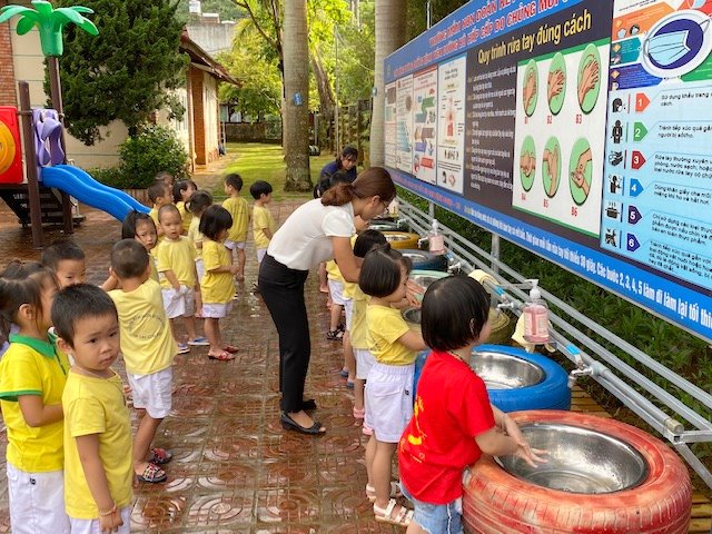Cô giáo trường Mầm non Đoàn Kết (thành phố Lai Châu) hướng dẫn học sinh các bước rửa tay đúng cách phòng chống dịch bệnh Covid – 19.