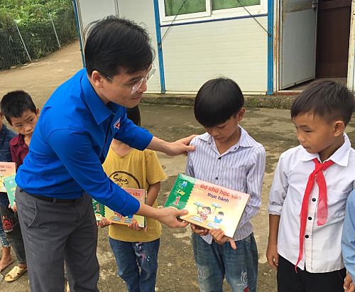 Đồng chí Phạm Ngọc Đang – Phó Bí thư Tỉnh đoàn, Chủ tịch Hội đồng Đội tỉnh trao sách cho các em học sinh.