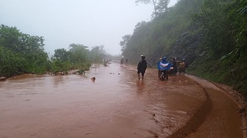 Tuyến đường vào xã Tà Tổng, huyện Mường Tè bị sạt lở do mưa kéo dài, gây khó khăn cho người và phương tiện tham gia giao thông. (Ảnh chụp ngày 13/7/2020)
