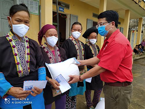 Đại diện lãnh đạo Hội Chữ thập đỏ tỉnh trao gạo cho hộ dân bản Chiêu Sài Phìn, xã Lản Nhì Thàng.
