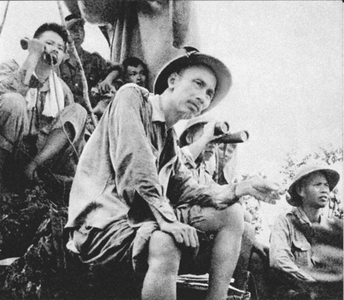 Chủ tịch Hồ Chí Minh trên đài quan sát trận đánh mở màn của bộ đội ở Đông Khê trong Chiến dịch Biên giới (1950).